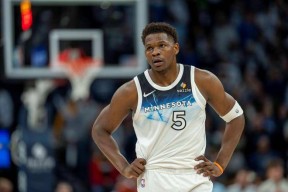 包含冲刺阶段突围战来临，明尼苏达森林狼围绕欧超杯调整名单，气氛紧张，控场能力受关注的词条